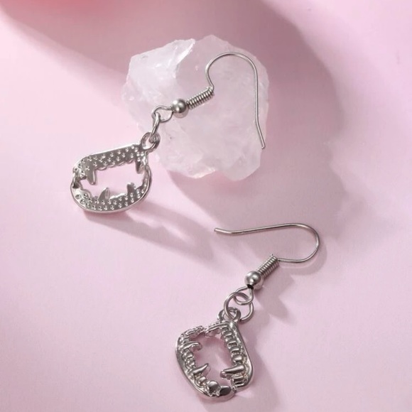 🧛♀️ Awesome Metallic Smiling Vampire Teeth Fangs Drop Earrings 🩸 - Picture 4 of 4